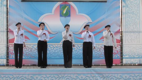 Бәхетле замана яшьләре паркка килүчеләрне ял иттерделәр