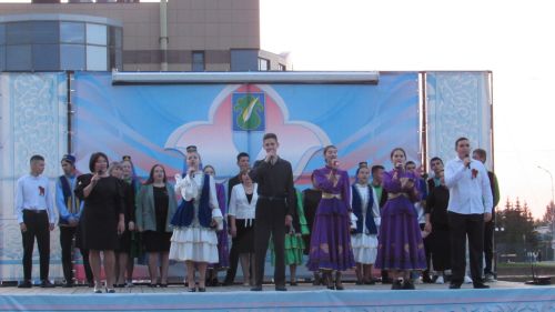 Бәхетле замана яшьләре паркка килүчеләрне ял иттерделәр