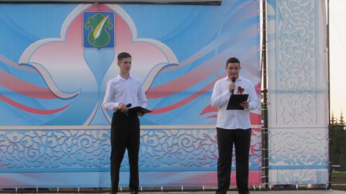 Бәхетле замана яшьләре паркка килүчеләрне ял иттерделәр