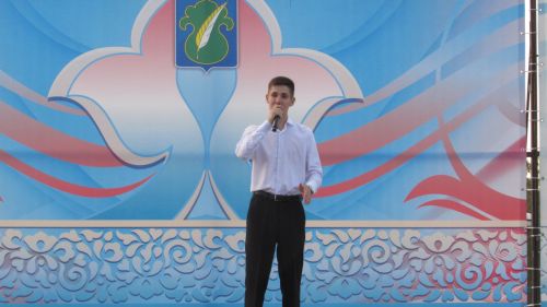 Бәхетле замана яшьләре паркка килүчеләрне ял иттерделәр