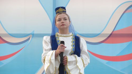 Бәхетле замана яшьләре паркка килүчеләрне ял иттерделәр