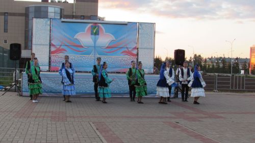 Бәхетле замана яшьләре паркка килүчеләрне ял иттерделәр