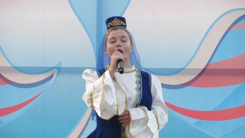 Бәхетле замана яшьләре паркка килүчеләрне ял иттерделәр