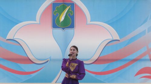 Бәхетле замана яшьләре паркка килүчеләрне ял иттерделәр