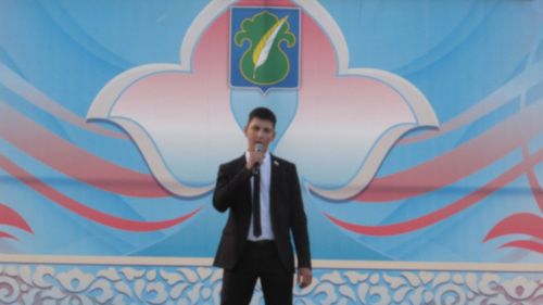 Бәхетле замана яшьләре паркка килүчеләрне ял иттерделәр