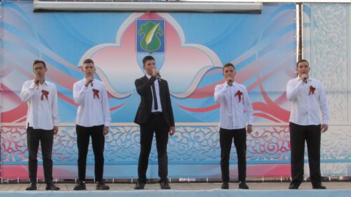 Бәхетле замана яшьләре паркка килүчеләрне ял иттерделәр