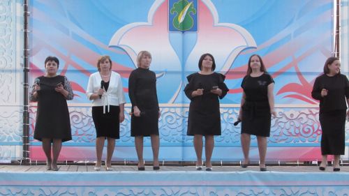 Бәхетле замана яшьләре паркка килүчеләрне ял иттерделәр