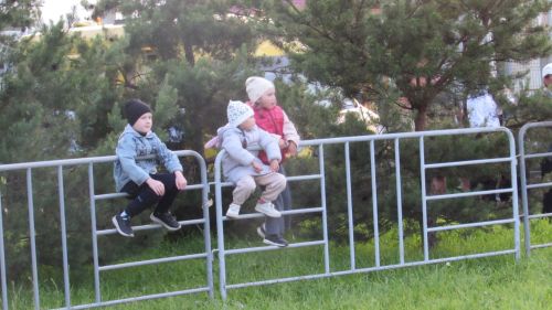 Бәхетле замана яшьләре паркка килүчеләрне ял иттерделәр