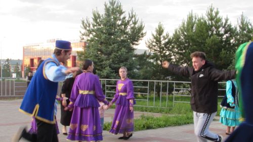 Бәхетле замана яшьләре паркка килүчеләрне ял иттерделәр