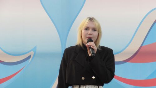 Бәхетле замана яшьләре паркка килүчеләрне ял иттерделәр