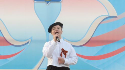Бәхетле замана яшьләре паркка килүчеләрне ял иттерделәр