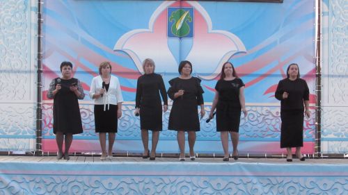 Бәхетле замана яшьләре паркка килүчеләрне ял иттерделәр