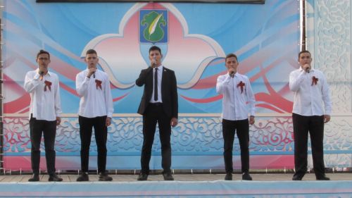 Бәхетле замана яшьләре паркка килүчеләрне ял иттерделәр