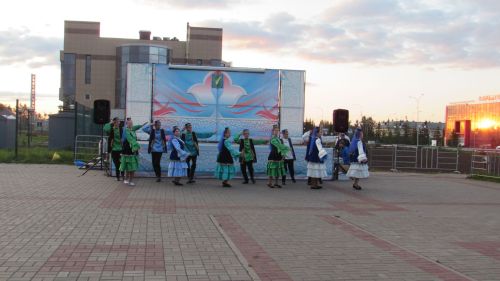 Бәхетле замана яшьләре паркка килүчеләрне ял иттерделәр