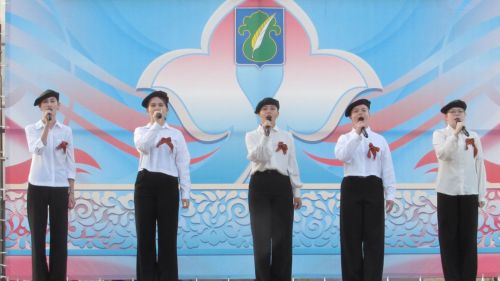 Бәхетле замана яшьләре паркка килүчеләрне ял иттерделәр