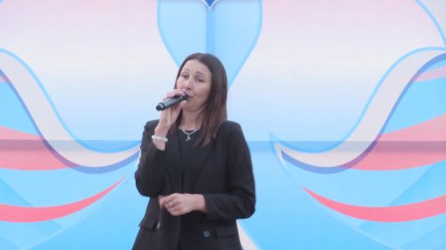 Бәхетле замана яшьләре паркка килүчеләрне ял иттерделәр