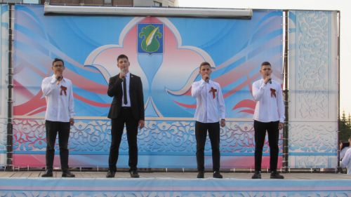 Бәхетле замана яшьләре паркка килүчеләрне ял иттерделәр