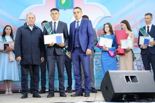 Әтнә районының чыгарылыш сыйныфы укучылары аттестатлар алдылар