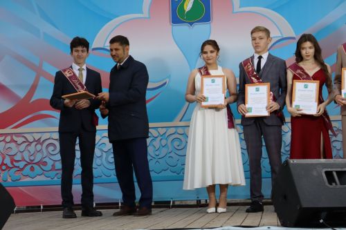 Әтнә районының чыгарылыш сыйныфы укучылары аттестатлар алдылар