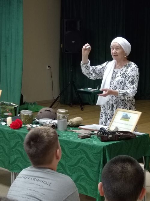 «Чулпан» лагеренда «Сугыш чоры ядкарьләре» күргәзмәсе: музей хезмәткәрләре балалар белән очрашты