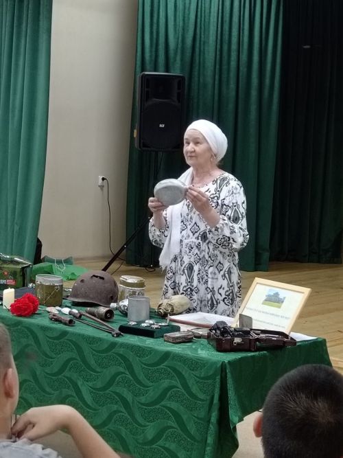 «Чулпан» лагеренда «Сугыш чоры ядкарьләре» күргәзмәсе: музей хезмәткәрләре балалар белән очрашты