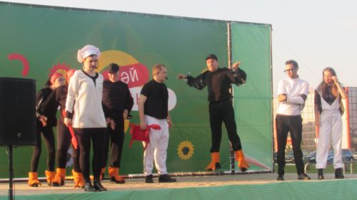 Әтнәнең ял паркында ачык һавада спектакль уйналды