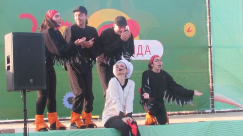 Әтнәнең ял паркында ачык һавада спектакль уйналды