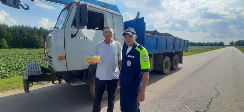 Әтнә юл иминлеге инспекторлары юл йөрү кагыйдәләрен искәртеп, буклетлар өләштеләр