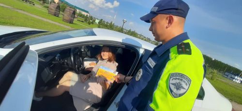 Әтнә юл иминлеге инспекторлары юл йөрү кагыйдәләрен искәртеп, буклетлар өләштеләр