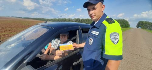 Әтнә юл иминлеге инспекторлары юл йөрү кагыйдәләрен искәртеп, буклетлар өләштеләр