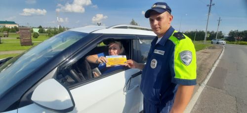 Әтнә юл иминлеге инспекторлары юл йөрү кагыйдәләрен искәртеп, буклетлар өләштеләр
