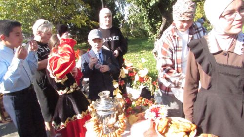 Балалар саталар, әти-әниләр сатып ала