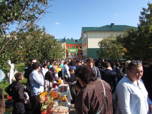 Балалар саталар, әти-әниләр сатып ала