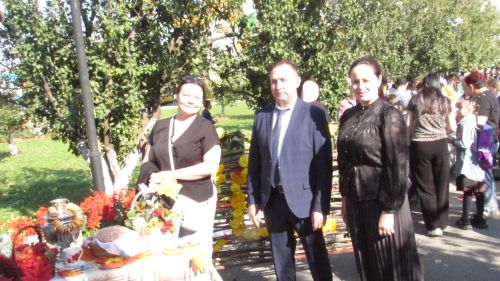 Балалар саталар, әти-әниләр сатып ала
