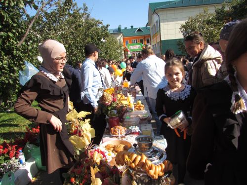 Балалар саталар, әти-әниләр сатып ала