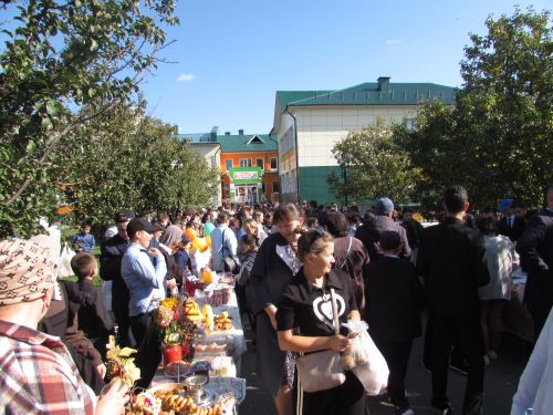 Балалар саталар, әти-әниләр сатып ала