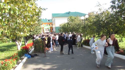 Балалар саталар, әти-әниләр сатып ала
