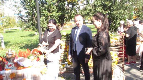 Балалар саталар, әти-әниләр сатып ала