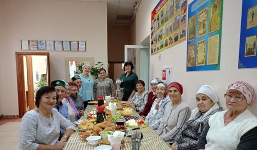 Җәйнең яшел күлмәгенә көз мәрҗән кыеп чигә...