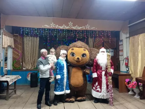 Чембулат авылы клубында «Нәниләребезгә бүләкләр» дип исемләнгән балалар елкасы узды