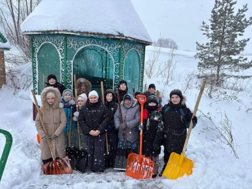 Бәрәскә урта мәктәбе укучылары «Акый» чишмәсе юлын кардан чистарттылар