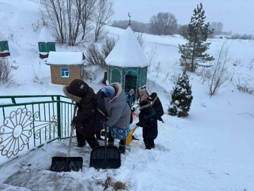 Бәрәскә урта мәктәбе укучылары «Акый» чишмәсе юлын кардан чистарттылар