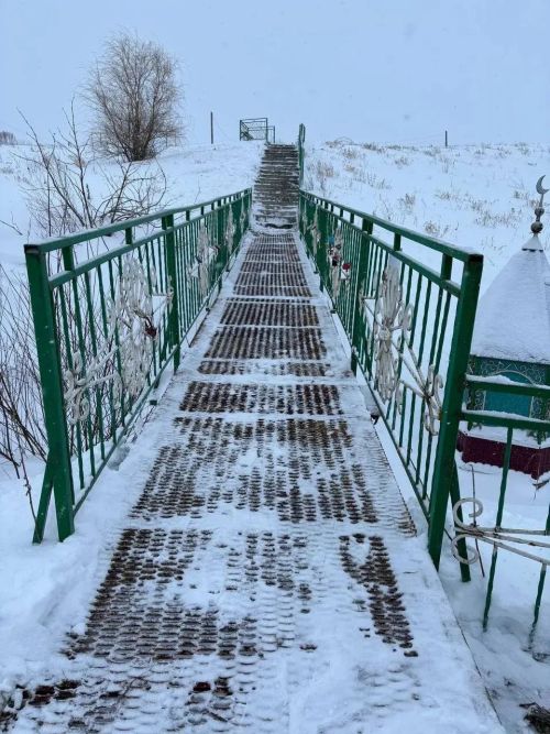 Бәрәскә урта мәктәбе укучылары «Акый» чишмәсе юлын кардан чистарттылар