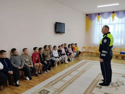 Әтнә балалар бакчасында районның юл иминлеге бүлекчәсе җитәкчесе Айнур Ямалиев белән очрашу булды