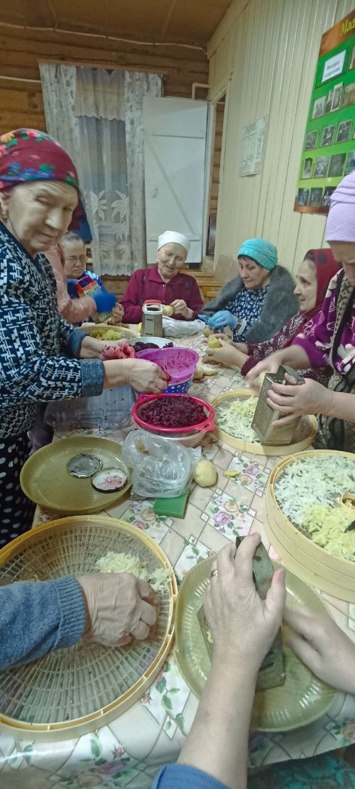 Ташчишмәлеләр хәрбиләргә  коры аш,  сухари,  маскировка сеткасы әзерлиләр