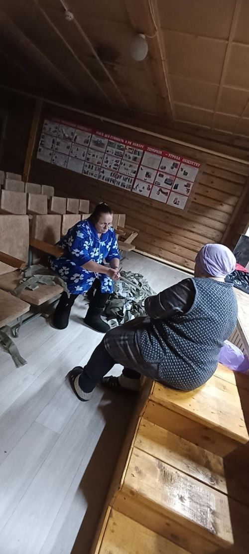 Ташчишмәлеләр хәрбиләргә  коры аш,  сухари,  маскировка сеткасы әзерлиләр