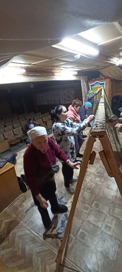 Ташчишмәлеләр хәрбиләргә  коры аш,  сухари,  маскировка сеткасы әзерлиләр