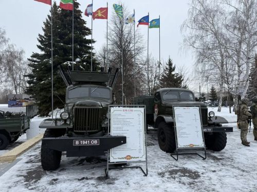 Ватанны саклаучылар көненә багышланган чара Казан югары танк команда училищесы каршындагы Хәрби дан музеена экскурсия белән башланды