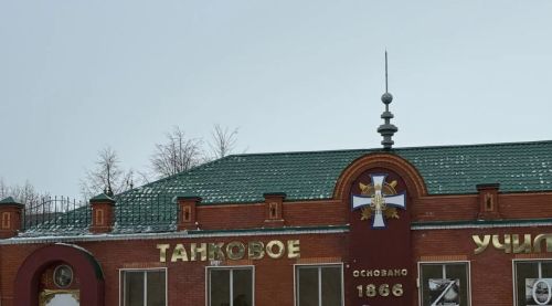 Ватанны саклаучылар көненә багышланган чара Казан югары танк команда училищесы каршындагы Хәрби дан музеена экскурсия белән башланды