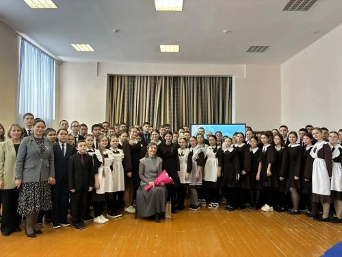 Талантлы яшь шагыйрә Гөлүсә Батталова Олы Әтнә урта мәктәбендә  кунакта булды